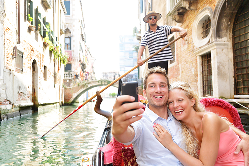 Couple-gondola-Venice-800